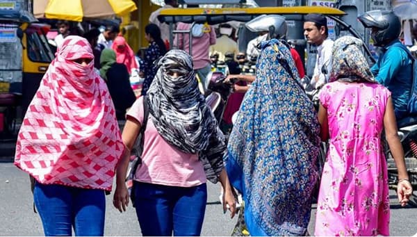 गेल्या काही दिवसांपासून राज्यात उष्णता वाढलेली पाहायला मिळत आहे. ऐन मान्सूनपूर्व काळात विदर्भात उन चांगलंच तापलं आहे. दरम्यान, आता हवामान विभागाने नागरिकांना महत्त्वाची सूचना केली आहे. पुढील 24 तासांत उष्णतेची तीव्र लाट येण्याची शक्यता आहे.