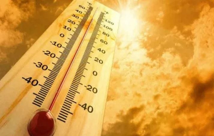विशेष म्हणजे हवामानाचा हा अंदाज विदार्भातील लोकांना मोबाईलवरील मेसेजच्या माध्यमातून देण्यात आला आहे. अलार्मच्या माध्यमातून प्रत्येकाच्या मोबाईच्या स्क्रीनवर हा संदेश झळकला आहे. लोकांनी काळजी घेण्याचे आवाहन करण्यात आले आहे.