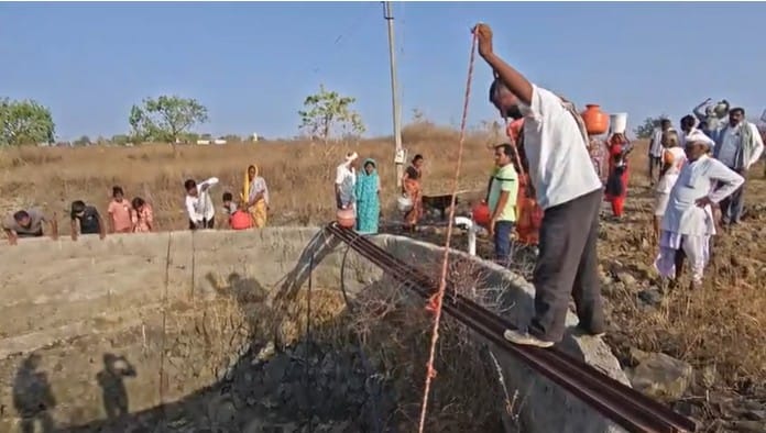  गावातील वयोवृद्ध आणि चिमुकल्या लहान मुलांना हातात घागरी घेऊन  गावाच्याबाहेर असलेल्या विहिरीचे पाणी आणण्यासाठी जावे लागत आहेत.आमची मुले नोकरी निमित्त पुण्याला आहेत. आता या वयात आम्हाला पाणी शेंदण होत नाही.मला 60 वर्षे झाली तरी सारी जिंदगी या पाण्यासाठी अशीच चालली आहे. आम्ही दुसरे काही मागत नाही, केवळ पाणी मागत आहोत अशी मागणी गावातील महिलेने केली आहे. 