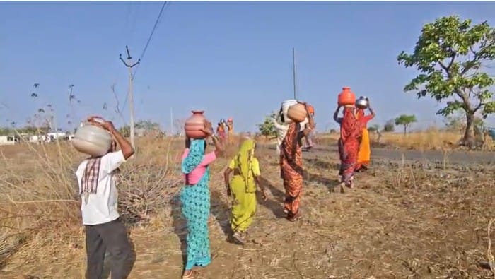  पाण्यासाठी ग्रामस्थांना दिवसभर उन्हा ताणात  फिरावे लागत आहे.घरात  सात ते आठ माणसे असल्याने चार घागरी पाणी पुरते का?असा सवाल ग्रामस्थ करीत आहेत.चार महिने आम्ही ऊस तोडणीसाठी जातो,तिकडून आले की आम्हाला पाणीच भराव लागते. आठ दिवस झाले तरी अजून टँकर आलेला नाही अशी कैफीयत गावकरी करीत आहेत.  