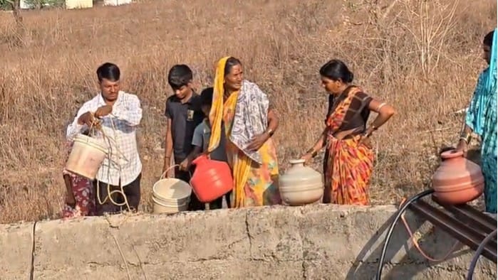  पाणी नसल्याने लेकरांचे शिक्षण होत नाही. ऊन मरणाचं लागत आहे. आम्हाला प्यायला देखील पाणी नाही. आम्ही काय करावे ? टँकरची मागणी केली तरी आज उद्या म्हणत दिवस काढत आहेत. काल आम्ही दिवसभर उन्हात टँकरची वाट पाहत बसलो होतो. पण टँकर काय आला नाही. मग आता आम्ही काय करावे असा सवाल गावकरी करत आहेत. 