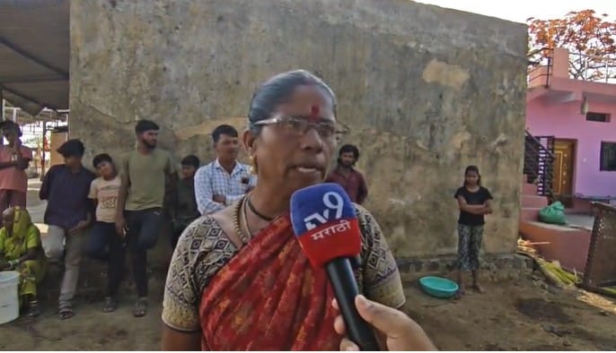 पाणी वाचवण्यासाठी लहान मुलांना  खाटेवर (बाजेवर )बसवून अंघोळ घालावी लागत आहे. खाटेखाली पडणारे अंघोळीचे सांडपाणी टोपल्यात जमा करून इतर कामासाठी वापरत असल्याची प्रतिक्रिया महिलांना दिली आहे. टीव्ही 9 मराठीचे रमेश चेंडके यांनी या गावकऱ्यांशी संवाद साधून या प्रश्नाला वाचा फोडली आहे.