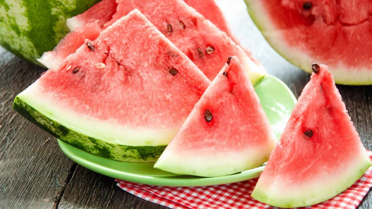 Watermelon: कापलेलं कलिंगड किती दिवस राहते ताजे? यावेळी टरबूज खाणे म्हणजे आरोग्याला धोका