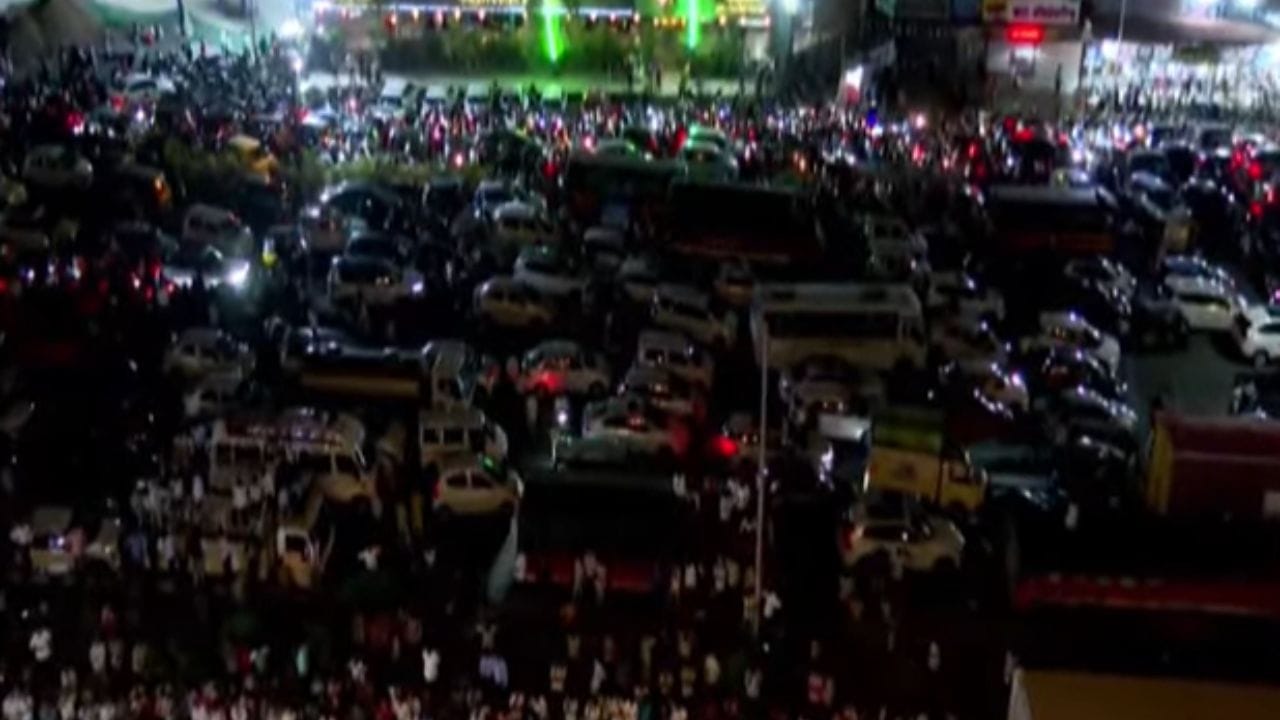 नसरापूर प्रकरणातील मुलीला न्याय मिळावा या मागणीसाठी नागरिकांनी जोरदार घोषणाबाजी करीत रास्ता रोखो केल्याने अनेक वाहने खोळंबली होती.त्यामुळे पोलिसांनी अखेर या नागरिकांना हुसकावून लावल्याने अखेर वाहतूक हळूहळू सुरु झाली आहे.