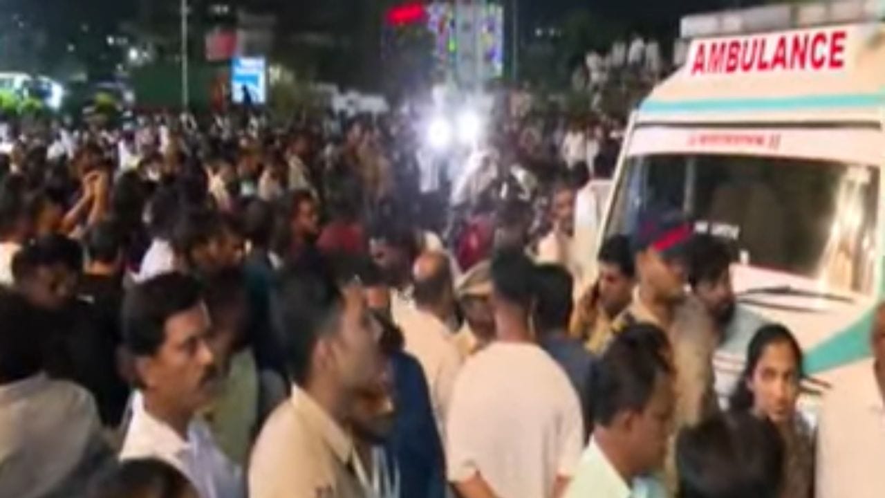  गेली तीन ते चार तासांपासून मुंबई सातारा हायवेवर नागरिकांनी हे आंदोलन सुरू केले आहे.या आंदोलनामुळे मुंबई सातारा एक्सप्रेस हायवे वरील वाहतूक गेल्या अनेक  तासापासून ठप्प आहे.नागरिकांना हटवण्यासाठी अखेर रात्री पोलिसांनी कारवाई करीत नागरिकांना हुसकावून लावण्यास सुरुवात केली.