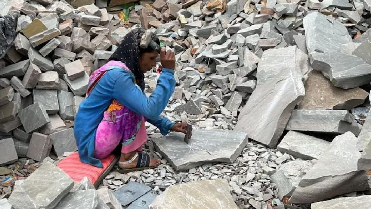 घरातील कमावता पुरुष मृत्यूमुखी पडल्यानंतर महिलांसमोर उदरनिर्वाहाचा मोठा प्रश्न उभा राहतो. त्यामुळे अनेक महिलांना त्याच खाणींमध्ये काम करण्याशिवाय पर्याय राहत नाही. सकाळपासून संध्याकाळपर्यंत त्या दगड फोडण्याचं काम करतात.