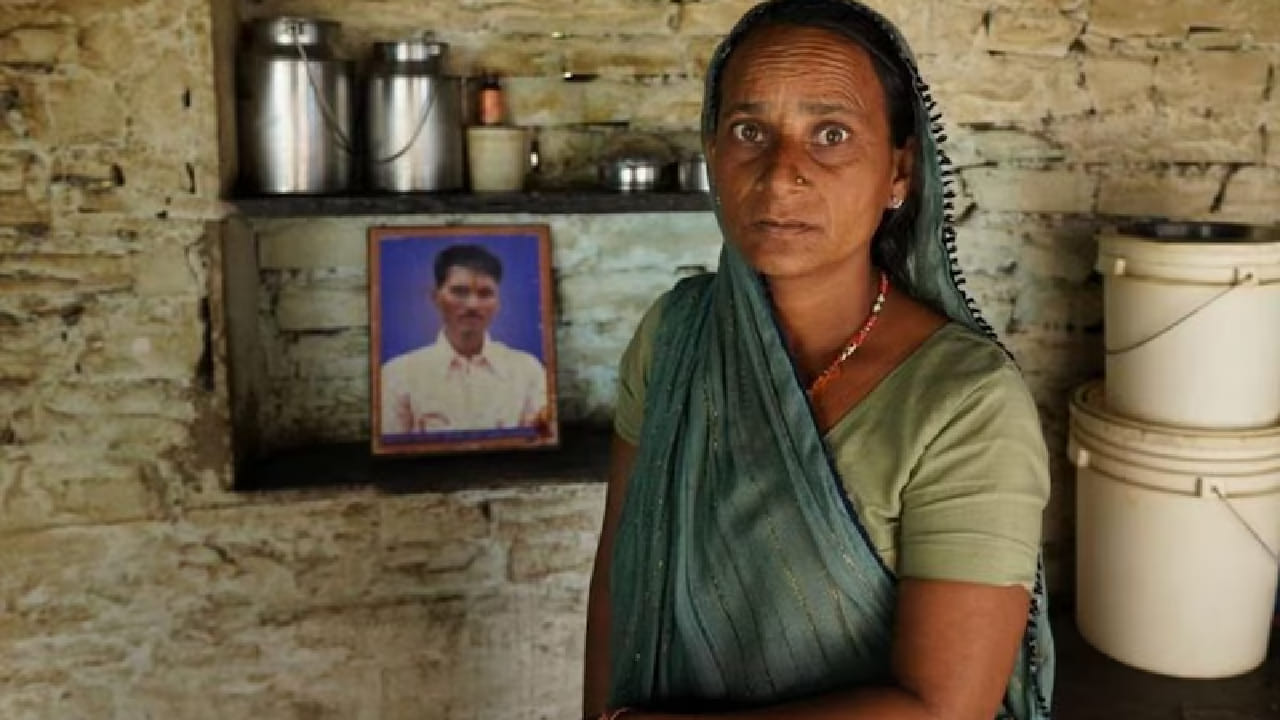 या गावातील बहुतांश पुरुष अल्पवयातच मृत्यूमुखी पडतात. यामागचं मुख्य कारण म्हणजे ‘सिलिकोसिस’ हा जीवघेणा फुफ्फुसांचा आजार. गावाजवळील सॅंडस्टोन खाणींमध्ये काम करताना उडणाऱ्या धुळीमुळे हा आजार होतो आणि हळूहळू तो कामगारांच्या जीवावर बेततो.