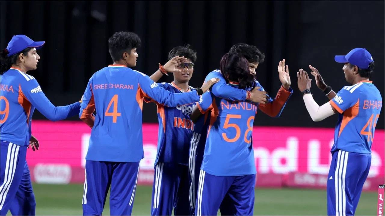 नंदिनी शर्माला अनुभव नसताना निवड झाल्याने आश्चर्य व्यक्त केलं जात होतं. एकही आंतरराष्ट्रीय सामना न खेळता तिची निवड झाल्याने चर्चांना उधाण आलं होतं. पण तिने निवड योग्य असल्याचं पहिल्याच सामन्यात दाखवून दिलं. ( Photo: Twitter/BCCI Women)