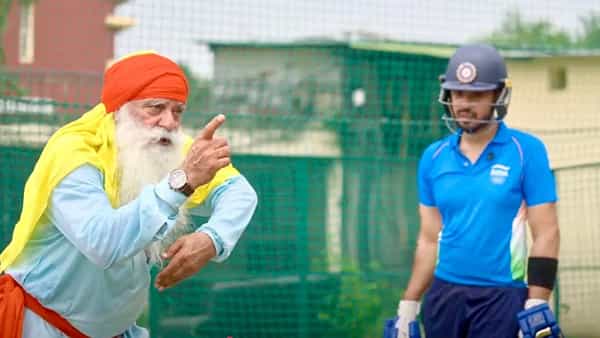 टीम इंडियाचे माजी क्रिकेटपटू आणि युवराज सिंह याचे वडील योगराज सिंग यांच्या अडचणीत वाढ झाली आहे. योगराज सिंह यांच्या विरोधात चंडीगडमध्ये गुन्हा दाखल करण्यात आला आहे. महिलांबाबत केलेल्या कमेंटमुळे योगराज सिंह यांच्यावर गुन्हा दाखल झाला आहे. (Photo Credit : Yograj Instagram)