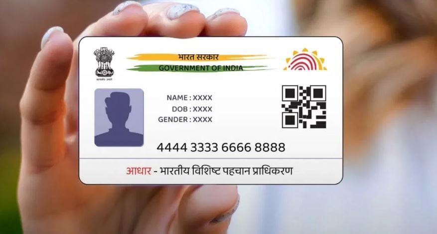 भारतात आधार कार्ड हे सर्वात महत्त्वाचे असे शासकीय कागदपत्र आहे. आधार कार्डाला आता ओळखपत्रदेखील म्हटले जाते. हे ओळखपत्र तुमच्याकडे नसेल तर तुम्हाला अनेक ठिकाणी अडचण येऊ शकते.