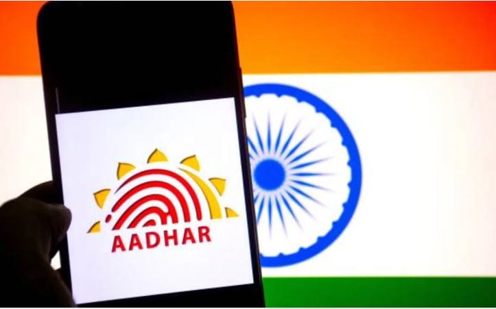 अनेकदा आपण आधार कार्ड तयार करतो पण घाई-गडबडीत आपल्याकडून बऱ्याच चुका राहतात. त्यामुळे आपल्याला आधार कार्डवरील पत्ता, नाव, जन्मतारीख बदलावी लागते. आता याबाबतच सरकारने महत्त्वाचा निर्णय घेतला आहे.