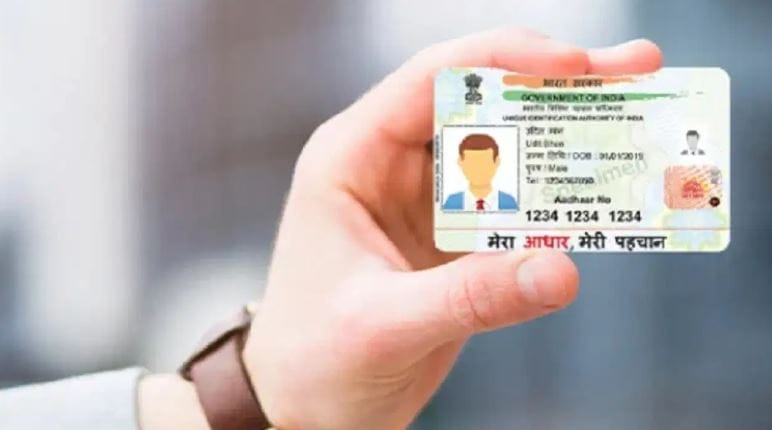 सरकारने आधार कार्ड दुरुस्त करण्याची अंतिम तारीख वाढवली आहे. आता तुम्हाला 14 जून 2027 पर्यंत तुमच्या आधार कार्डमध्ये दुरुस्ती करता येणार आहे. ही दुरुस्ती तुम्हाला माय आधार या पोर्टलवकर करता येईल.