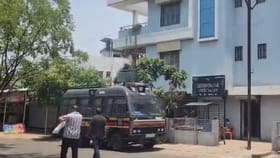 Photo : कॉकरोच जनता पार्टीच्या संस्थापकाचे कुटुंब पोलीस बंदोबस्तात.