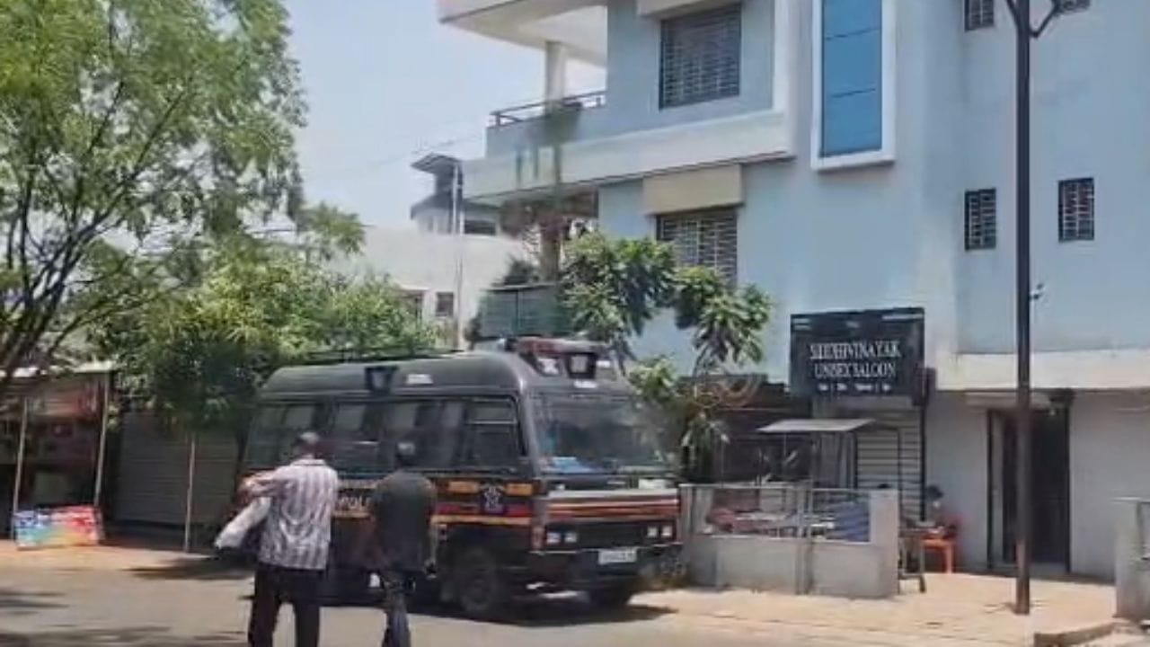 कॉकरोच जनता पार्टीचे संस्थापक अभिजीत दीपक यांच्या छत्रपती संभाजीनगरमधील निवासस्थानासमोर पोलिसांनी मोठा बंदोबस्त तैनात केला आहे. याचे कारण जाणून घेऊयात.