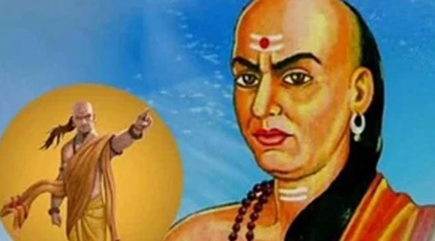 आचार्य चाणक्य यांनी समोरची व्यक्ती बघून त्याचा अभ्यास कसा करावा, याबाबत सांगितले आहे. समोरच्या व्यक्तीचे बोलणे, वागणे लक्षात घेऊनच तो तुमचा फायदा  घेणार का? तुम्हाला त्याच्यापासून किती धोका आहे? हे तुम्हाला समजू शकते. 