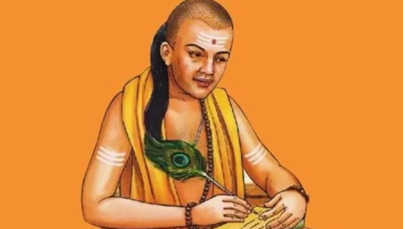 आचार्य चाणक्य यांनी दिलेले उपदेश आजही तितकेच उपयोगी पडतात. अनेकदा तुम्ही काहीतरी सांगण्याचा प्रयत्न करताय, परंतु समोरची व्यक्ती तुमचंं ऐकत नाहीये असं अनेकदा तुमच्यासोबत घडलं असेल. अशा वेळी चाणक्य नीती तुमच्या मदतीला येऊ शकते. 