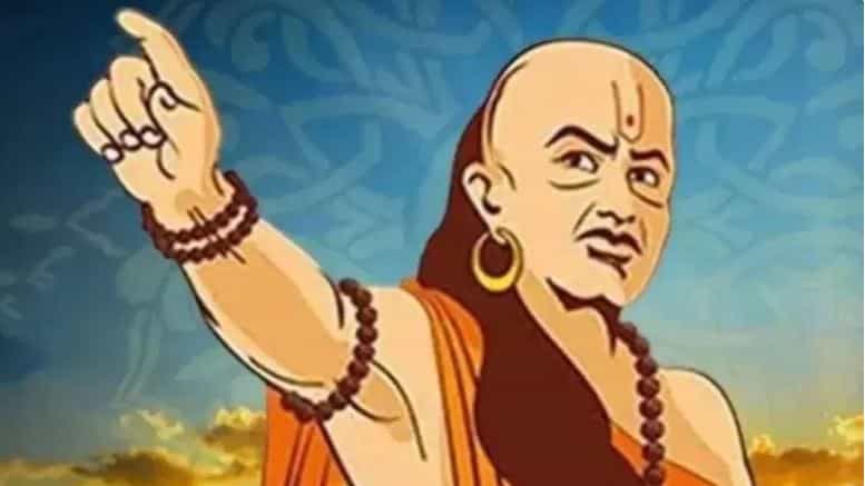 तुम्हाला कधी तुमच्या जवळच्याच मित्राने दगा दिलेला आहे का? तुम्ही ज्याच्यावर विश्वास ठेवला त्यानेच तुमचा गैरफायदा घेतलेला आहे का? तुमच्यासोबत या घटना घडलेल्या असतील तर आचार्य चाणक्य यांची ही शिकवण तुमच्या खूप कमा येईल.