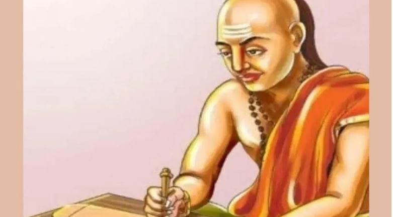 आचार्य चाणक्य यांनी तुमचा मित्र हा खरंच तुमचा मित्र आहे की शत्रू हे कसे ओळखावे याबाबत काही महत्त्वाचे संकेत सांगितले आहेत. हे संकेत नेमके काय आहेत? चाणक्य नीती नेमकं काय सांगते? ते जाणून घेऊ या...