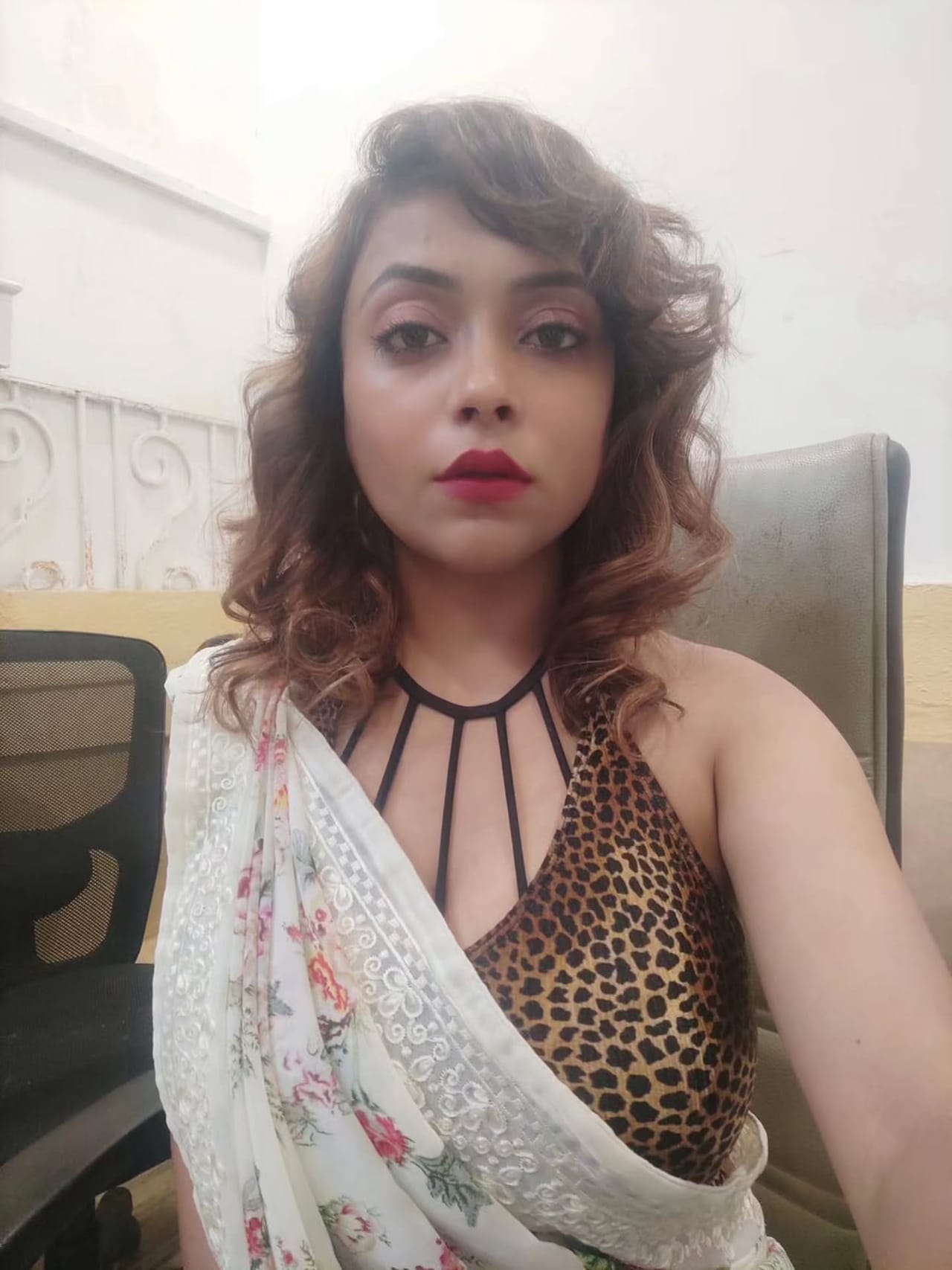 नेहल पुढे बोलली की, तो क्रिकेटपटू राजस्थान रॉयल्सचा आहे. त्याचा घटस्फोट झालाय. नेहलला विचारलं की, त्याने काय मेसेज केलेला? त्यावर तिने मी अजूनही तो मेसेज दाखवू शकते असं उत्तर दिलं.