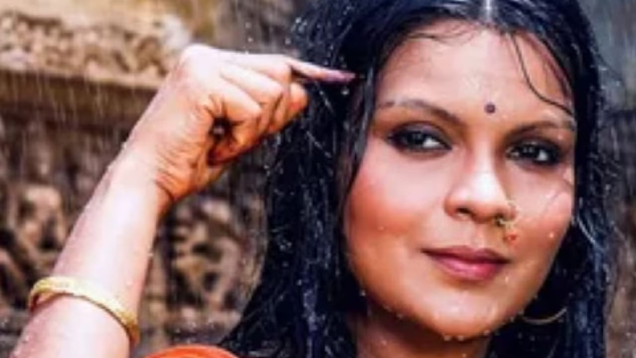 झीनत अमानने आपल्या ग्लॅमरस आणि बेधडक व्यक्तिमत्त्वामुळे वेगळीच ओळख निर्माण केली होती. 1974 साली प्रदर्शित झालेल्या 'रोटी कपड़ा और मकान' या चित्रपटातील ‘हाय हाय ये मजबूरी’ हे गाणे प्रचंड गाजले होते. पावसात चित्रित करण्यात आलेल्या या गाण्यात झीनत अमानचा रेन डान्स प्रेक्षकांना अक्षरशः वेड लावणारा ठरला होता.
