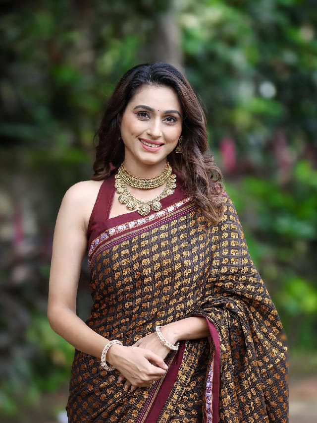 याला म्हणतात खरं सौंदर्य, फोटोमधील अभिनेत्री कोण? जिच्या साडीची होतेय चर्चा
