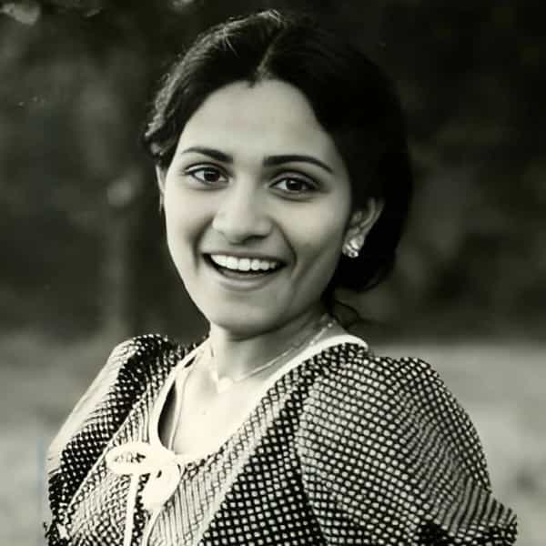 सिनेसृष्टीत अशा अनेक अभिनेत्री होऊन गेल्या आहेत, ज्यांनी त्यांच्या दमदार कामाच्या जोरावर अल्पावधीतच प्रसिद्धी मिळवली. अशाच एका अभिनेत्रीचं होतं शोभा. 1970 च्या दशकात दाक्षिणात्य चित्रपटसृष्टीतील सर्वांत मोठ्या अभिनेत्रींपैकी ती एक होती.