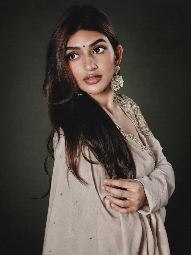 दाक्षिणात्त्य अभिनेत्रई श्रीलीला हिची वेगळी ओळख करून देण्याची गरज आहे. आज तिचे देशभरात लाखोंनी चाहते आहेत. पुष्पा चित्रपटात तिने केलेले नृत्य चांगलेच गाजले. आता तिचा लवकरच अभिनेता कार्तीक आर्यनसोबत एक नवा चित्रपट येत आहे. 