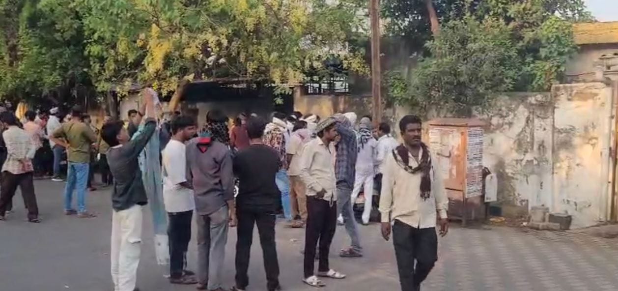 या तरुणीचा हुंड्यासाठी छळ झाला. तिला मारहाण करण्यात आली, असाही आरोप तिच्या कुटुंबीयांनी केला आहे. मृत्यू झालेल्या तरुणीचेनाव फाझिला जबीन असून ती अवघ्या 19 वर्षांची आहे. या विवाहित तरुणीला दफन केल्यानंतर एक व्हिडीओ समोर आला आहे.