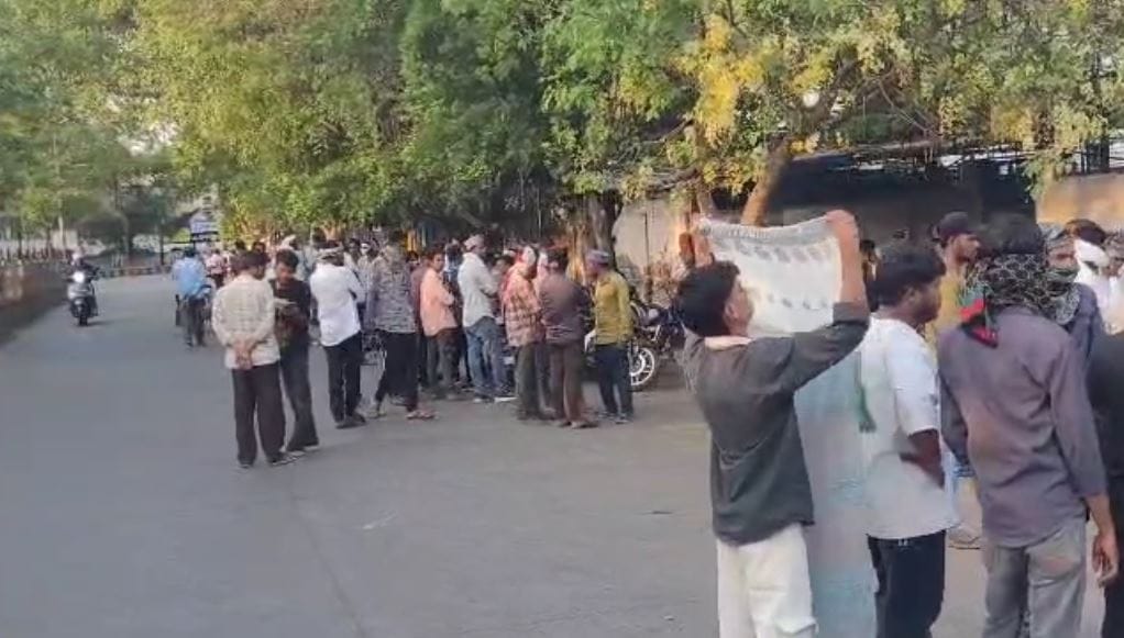 या व्हिडीओमध्ये तिच्या अंगावर जखमा दिसत आहेत. त्यामुळेच संशय वाढला आहे. विशेष म्हणजे मला मारून टाकतील, असा कॉल या विवाहित तरुणीने आपल्या भावाला केला होता, असा दावा केला जातोय. कुटुंबीयांनी आक्षेप घेतल्यानंतर आता पोलिसांच्या उपस्थितीत कबर उकरून मृतदेह बाहेर काढण्यात आलेला आहे. 