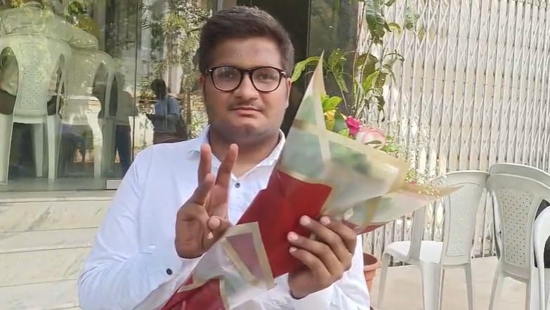 नागपूर येथील समाजकल्याण वसतीगृहातून डॉ. बाबासाहेब आंबेडकर विद्यालयापर्यंत दररोज सिटी बसने प्रवास करीत आदित्य याने वर्षभर जिद्दीने अभ्यासाची तयारी केली.