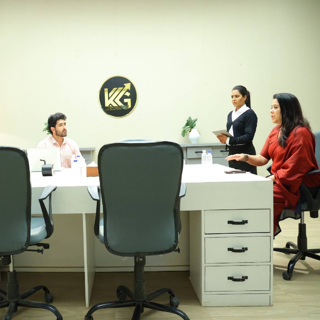 जय खानोलकरच्या ऑफिसमध्ये जिथे महिलांना स्थान नाही, तिथे राधिका आपल्या कर्तृत्वाने आणि जिद्दीने कोणते बदल घडवून आणते, हे पाहणं प्रेक्षकांसाठी औत्सुक्याचं ठरेल. 'सनई चौघडे' ही मालिका दररोज रात्री 8 वाजता झी मराठी वाहिनीवर प्रेक्षकांच्या भेटीला येते.