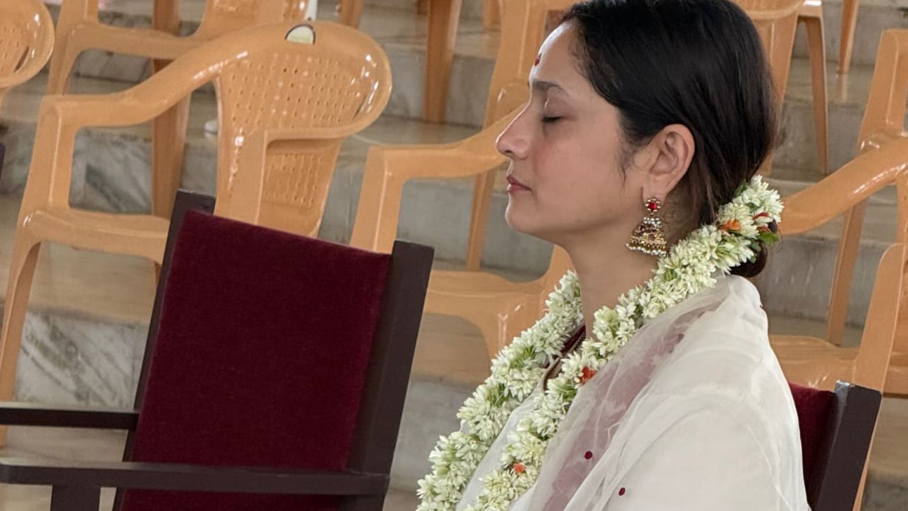 अंकिताने तिच्या इंस्टाग्राम स्टोरीवर काही खास क्षण शेअर केले आहेत. या व्हिडिओमध्ये अंकिता आणि विक्की गौशाळेतील शेण साफ करतानाही दिसून आले.