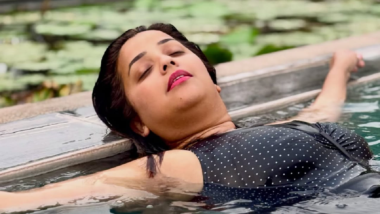 विशेष म्हणजे, या फोटोंमध्ये अपूर्वाने काळ्या रंगाची मोनोकिनी परिधान केली असून तिचा हा स्टायलिश आणि बोल्ड लूक चाहत्यांच्या विशेष पसंतीस उतरला आहे. अपूर्वाने पहिल्यांदाच अशा अंदाजातील फोटो सोशल मीडियावर शेअर केले असल्याने त्याची चर्चा रंगली आहे.