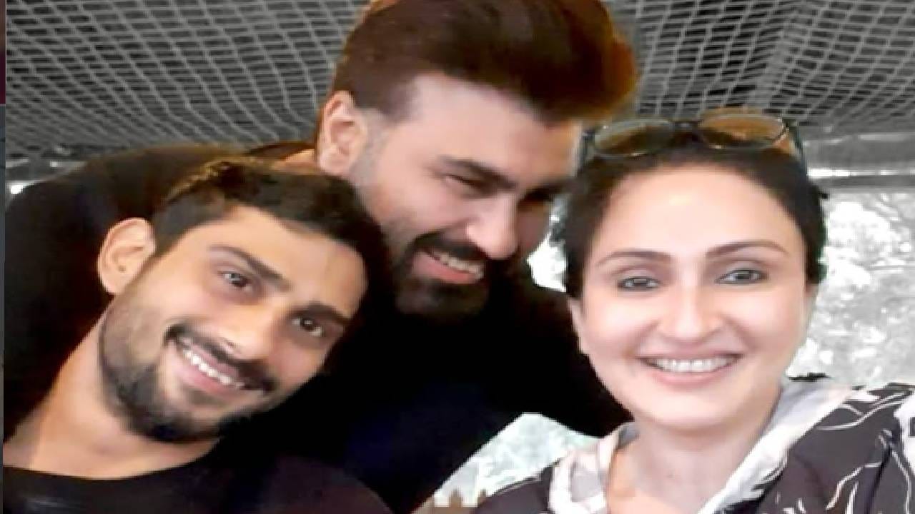 राज बब्बर यांनी स्मिता पाटील यांच्यासाठी खरेदी केलेल्या त्याच आलिशान घरात प्रतीक अजूनही राहतो, त्यावरूनही आर्यने प्रश्न उपस्थित केला. त्याच्या वडिलांनी दिलेल्या सुखसोयी आणि ऐषारामाचा आनंद घेतो, पण सार्वजनिक ठिकाणी वडिलांचे नाव घ्यायला प्रतीकला आवडत नाही, अशी टीका त्याने केली. त्याला पॉकेटमनी आणि घराची गरज असते तेव्हाच त्याला वडिलांची आठवण येते, इतर वेळी नाही, असंही आर्य पुढे उपहासाने म्हणाला.