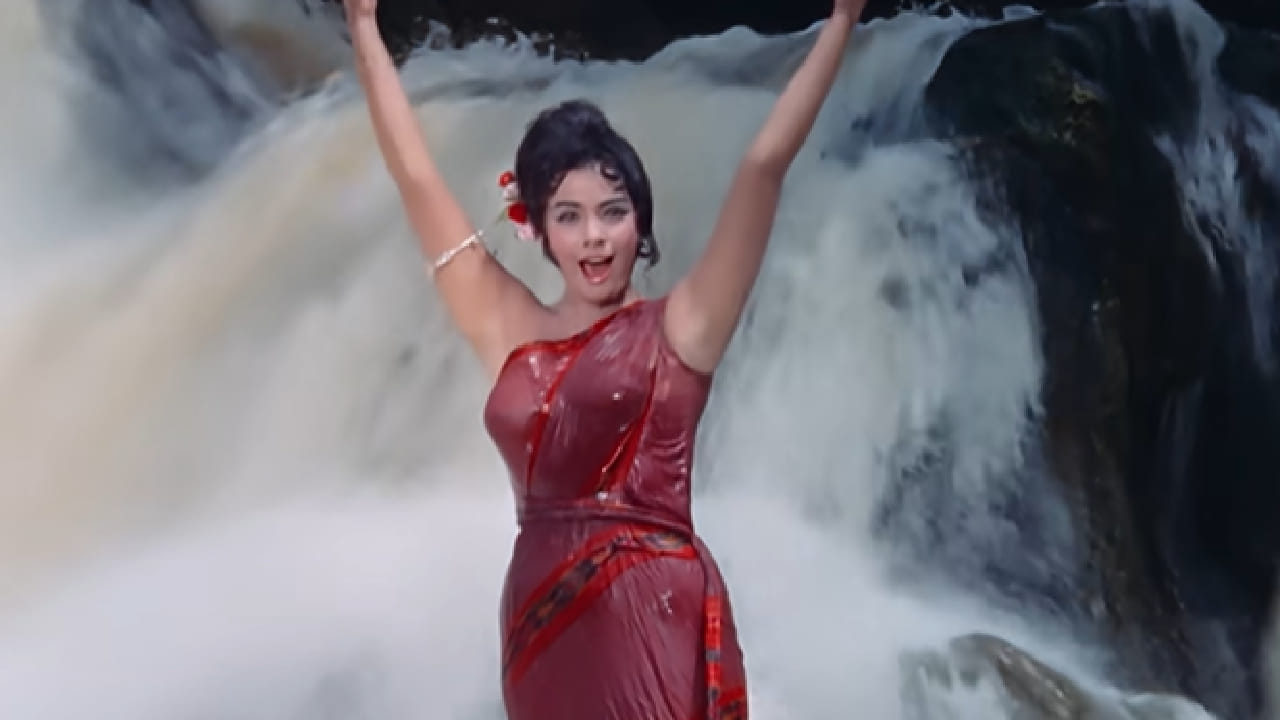 या गाण्याचे चित्रीकरण एका धबधब्याखाली करण्यात आले होते. जवळपास 3 मिनिटे 57 सेकंद चालणाऱ्या या गाण्याच्या शूटिंगदरम्यान मुमताज यांना सतत थंड पाण्यात भिजत उभे राहावे लागले. त्यामुळे त्या खूप थंडीने कुडकुडत होत्या आणि त्यांची तब्येतही बिघडली होती. आजही या गाण्याचा व्हिडिओ पाहताना त्या कठीण परिस्थितीची कल्पना येते.