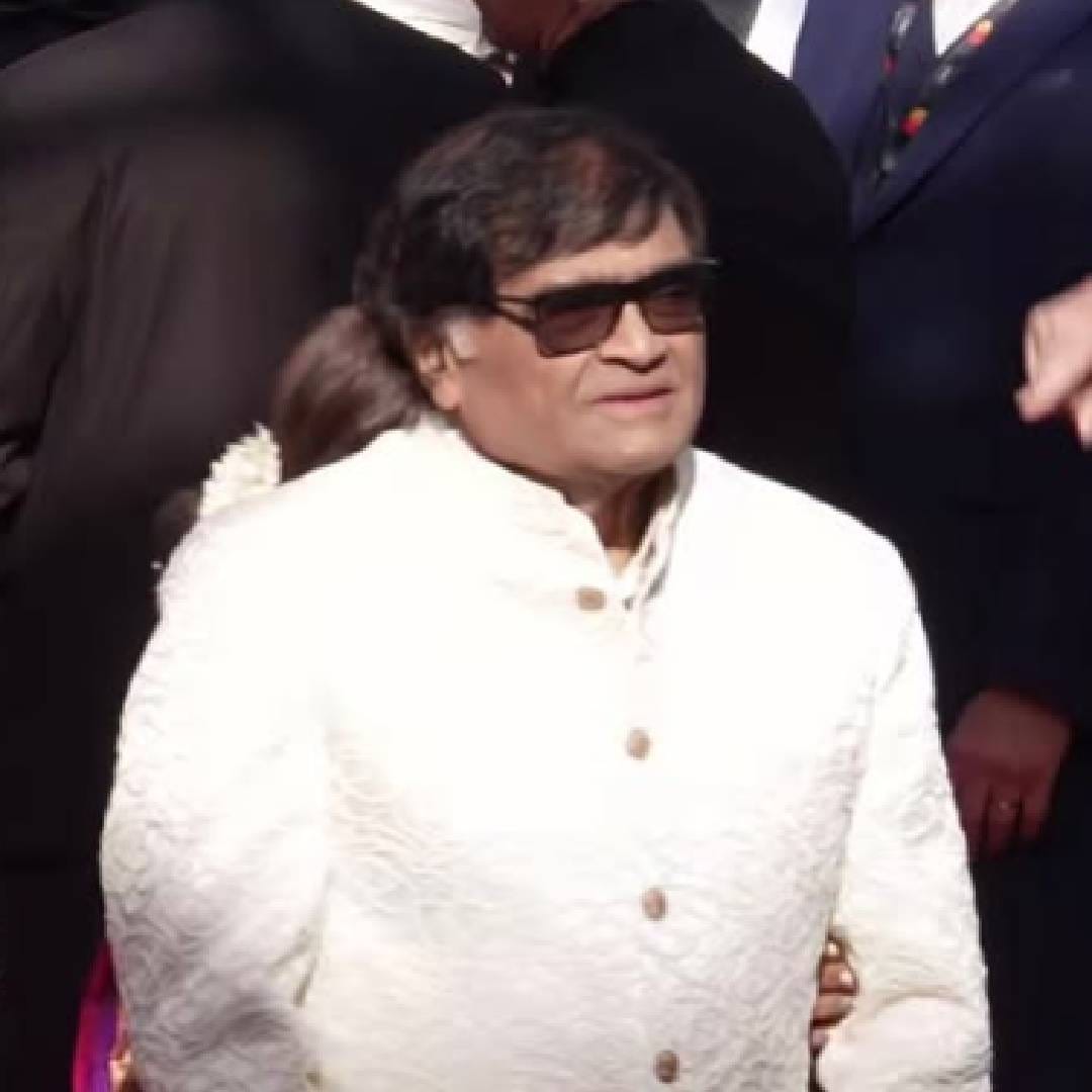 भारतीय सिनेसृष्टीतील दिग्गज अभिनेते अशोक सराफ यांनी 'कान चित्रपट महोत्सवा'त पदार्पण केलं आहे. 78 वर्षीय अशोक सराफ हे पत्नी आणि अभिनेत्री निवेदिता सराफ यांच्यासोबत यंदाच्या कान फिल्म फेस्टिव्हलमध्ये पोहोचले. त्यांनी मराठी मनोरंजन प्रतिनिधी मंडळाचं प्रतिनिधित्व केलं. रेड कार्पेटवरील अशोक सराफ आणि निवेदिता सराफ यांचा लूक सोशल मीडियावर तुफान व्हायरल होत आहे.