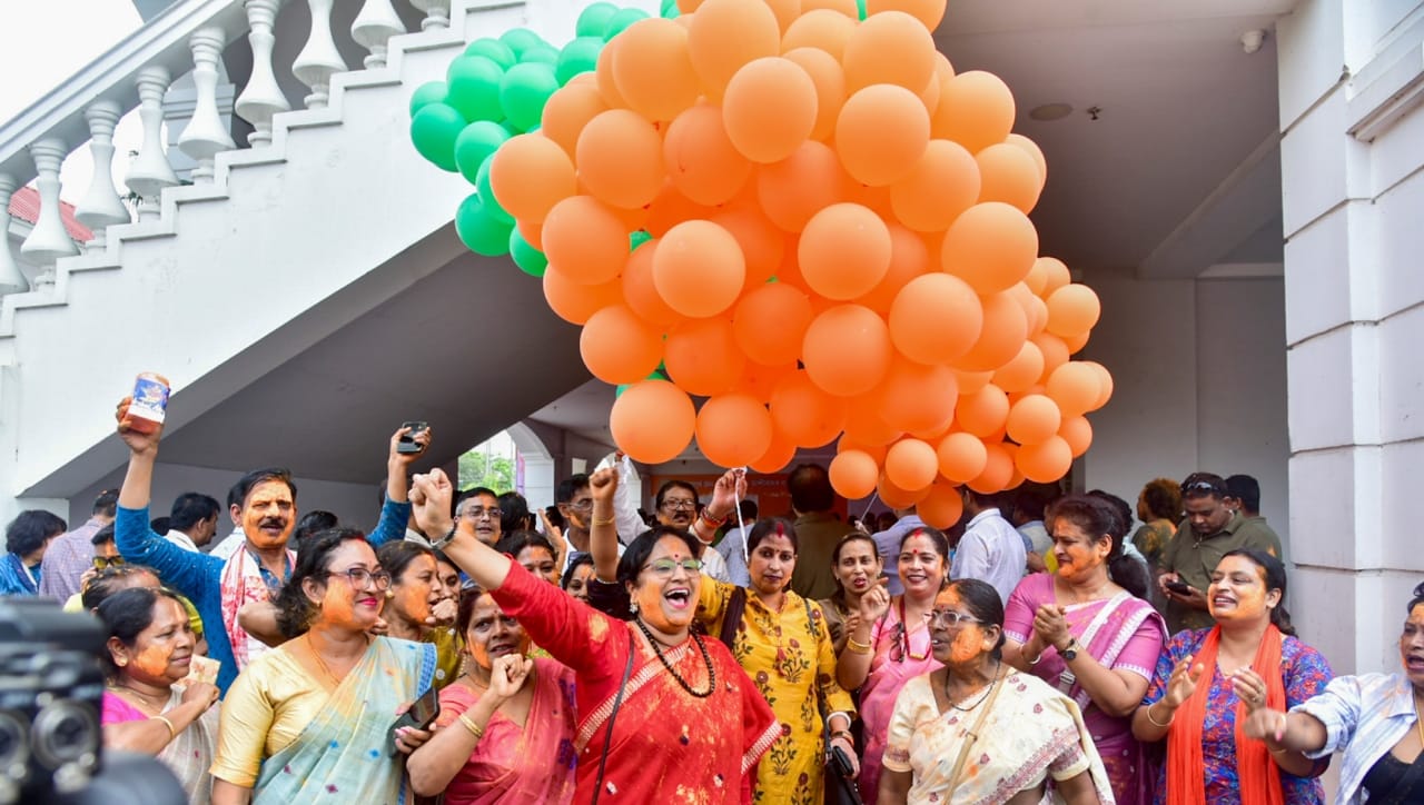 आमदारांचे पगार वाढवण्यासाठी विधानसभेत विशेष विधेयक मंजूर करावे लागते. साधारणपणे एक समिती महागाई आणि इतर घटकांचा विचार करून वेतनवाढीची शिफारस करते. पगाराव्यतिरिक्त आमदारांना निवासस्थान, मोफत प्रवास, वैद्यकीय सुविधा, पीए (सहाय्यक) खर्च आणि टेलिफोन भत्ते यांसारख्या अनेक सोयी-सुविधा पुरवल्या जातात.