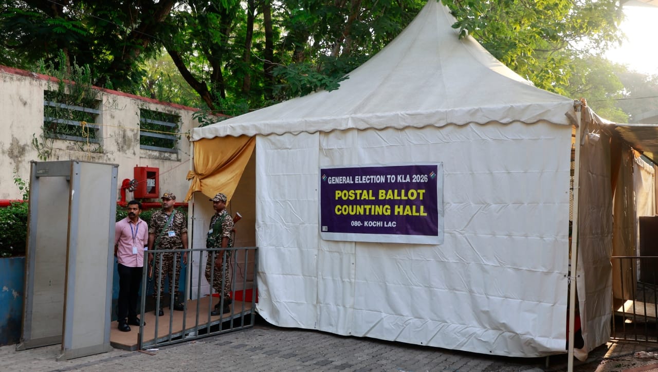 पश्चिम बंगालमध्ये २०२३ मधील आमदारांच्या वेतनात वाढ करण्यात आली होती. या वेतनवाढीनंतर येथील आमदारांचे सरासरी मासिक वेतन आता १.२१ लाख रुपये झाले आहे. तसेच इतर राज्यांच्या तुलनेत केरळमध्ये आमदारांचे वेतन कमी असून त्यांना दरमहा साधारण ७० हजार रुपये मिळतात.