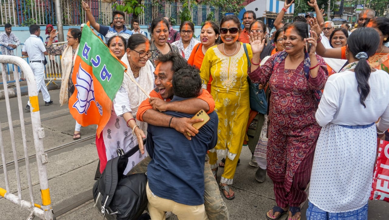 आसाममधील आमदारांना सर्वाधिक म्हणजेच दरमहा साधारण १.६० लाख रुपये वेतन व भत्ते मिळतात. तर तामिळनाडूतील आमदारांना मूळ पगारासह मतदारसंघ आणि वाहन भत्ता मिळून एकूण १.५० लाख रुपयांपर्यंत मानधन मिळते.
