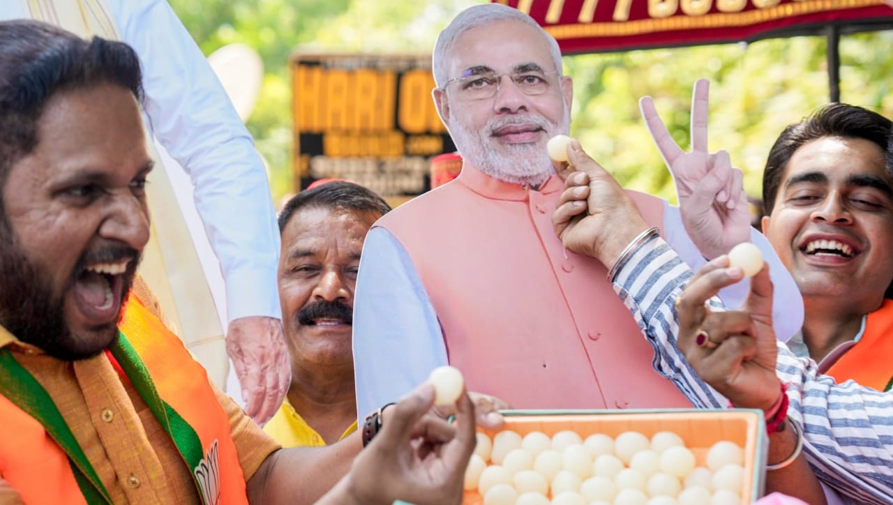 केवळ निवडणूक जिंकून किंवा विजयाचे प्रमाणपत्र मिळवून आमदाराचा पगार सुरू होत नाही. कायद्यानुसार, जोपर्यंत नवनिर्वाचित आमदार अधिकृतपणे शपथ ग्रहण करत नाहीत, तोपर्यंत त्यांना वेतन मिळण्याचा हक्क नसतो.