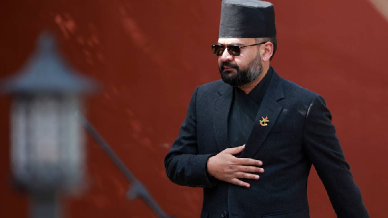 नेपाळ सरकारने अजून एक नियम लागू केला आहे. आधी नेपाळ सीमेनजीक राहणारे भारतीय नागरिक सहज नेपाळला जायचे. पण आता त्यांना नेपाळला जाण्यासाठी ओळखपत्र दाखवावे लागेल. तपासणीशिवाय भारतीय नागरिक नेपाळला जाऊ शकत नाहीत. भारत आणि नेपाळमध्ये 1751 किलोमीटरची खुली सीमा आहे. (Getty Images) 