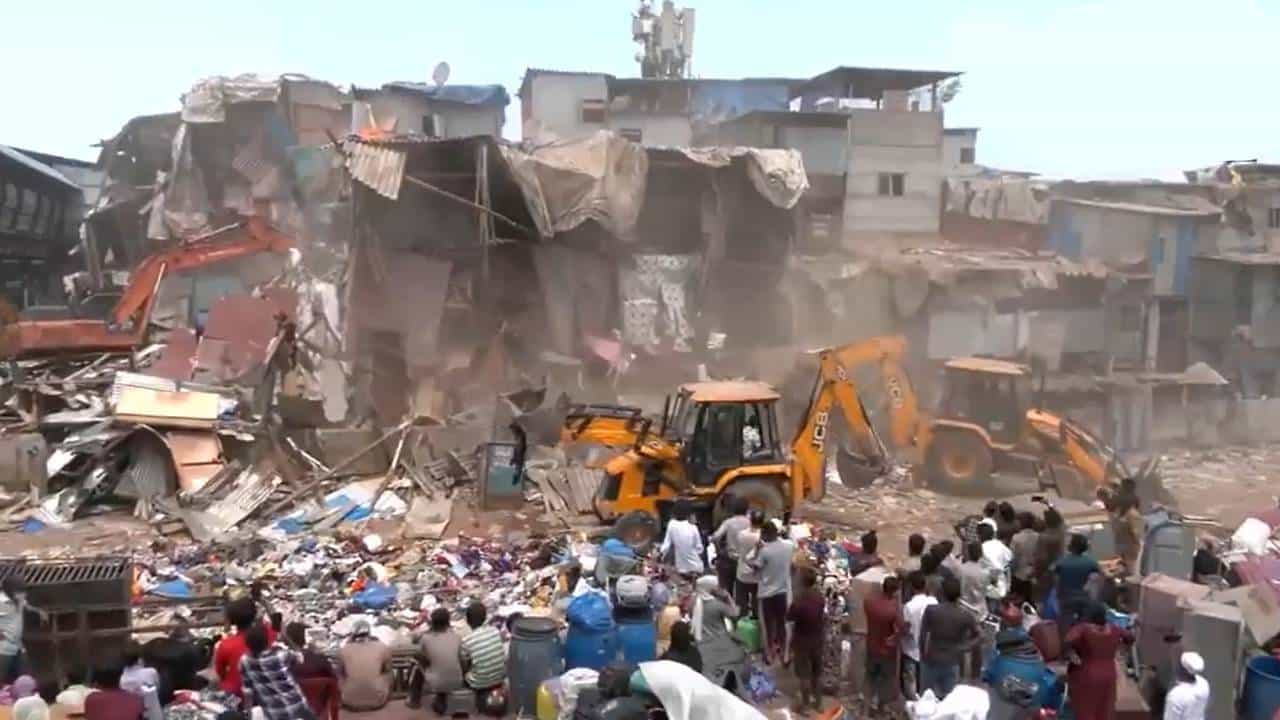 गरीब नवाजच्या तीन मजली... चार मजली झोपड्या... थेट बुलडोझर फिरवला; वांद्रे स्टेशनबाहेर 1000 पोलीस तैनात