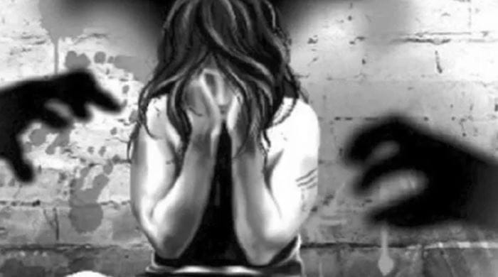  बीडच्या केज तालुक्यात असलेल्या युसुफ वडगाव पोलीस ठाण्याच्या हद्दीतून अत्याचाराची आणखी एक धक्कादायक घटना समोर आली आहे. उन्हाळ्याच्या सुट्टीसाठी मामाच्या गावाला आलेल्या 29 वर्षीय भाच्याने मामाच्या मुलीवर अत्याचार केला आहे. या घटनेने संपूर्ण बीडमध्ये एकच खळबळ उडाली आहे. 