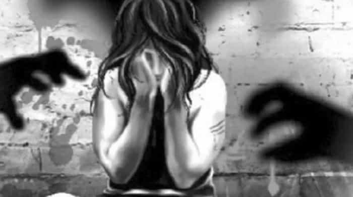 बीडच्या केज तालुक्यात असलेल्या युसुफ वडगाव पोलीस ठाण्याच्या हद्दीतून अत्याचाराची आणखी एक धक्कादायक घटना समोर आली आहे. उन्हाळ्याच्या सुट्टीसाठी मामाच्या गावाला आलेल्या 29 वर्षीय भाच्याने मामाच्या मुलीवर अत्याचार केला आहे. या घटनेने संपूर्ण बीडमध्ये एकच खळबळ उडाली आहे.