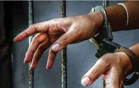 मामा-मामी रात्री शेतात पाणी देण्यासाठी गेल्याचे पाहून रात्री घरात एकटी असलेल्या मामाच्या 10 वर्षाच्या मुलीवर भाच्याने अत्याचार केला आहे. इतकेच नाही तर तो मुलगा मामा घरी येण्याअगोदर घरातून पळून गेला आहे. 
