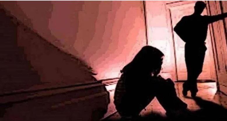  दुसरी घटना लस्सीमध्ये अंगणवाडी सेविकेला गुंगीचे औषध देऊन वारंवार अत्याचार करण्यात आला. आणि आजची ही तिसरी घटना आहे ज्यामध्ये भाच्याने मामाच्या 10 वर्षीय मुलीवर अत्याचार केला.