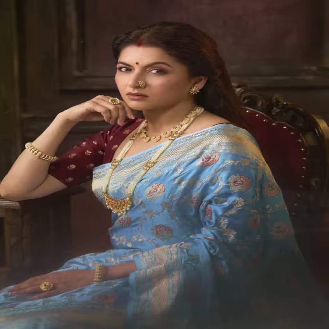  अभिनेत्री भाग्यश्री हिच्या चाहत्यांची संख्या देखील फार मोठी आहे. अनेक सिनेमांमध्ये अभिनेत्रीने महत्त्वाची भूमिका साकारली आहे. तिची नेटवर्थ 38 कोटी रुपये आहे. रिपोर्टनुसार, अभिनेत्रीने 'राजा शिवाजी' सिनेमासाठी 1 ते 2  कोटी रुपये मानधन घेतलं आहे. 