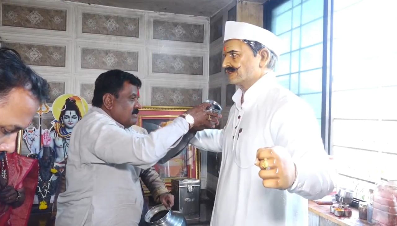 या स्मारकाचे मुख्य वैशिष्ट्य म्हणजे, अंगणात एका मंदिराची निर्मिती करून त्यात वडिलांचा हुबेहूब फायबरचा पूर्णाकृती पुतळा बसवण्यात आला आहे. केवळ वडिलांचाच नव्हे, तर त्यांच्यासोबत आयुष्यभर शेती फुलवणारी त्यांची आवडती 'सर्जा-राजा' ही बैलजोडी आणि घराचा राखणदार 'रॉकी' (श्वान) यांचेही फायबरचे पूर्णाकृती पुतळे येथे उभारण्यात आले आहेत.