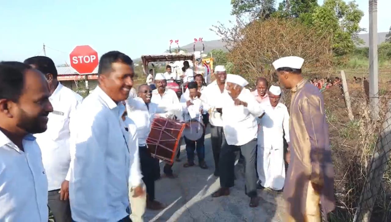 दुपारी ग्रामदैवत श्री काळभैरवनाथ मंदिरापासून ते मूर्ती स्थापना स्थळापर्यंत ढोल-लेझिमच्या तालावर आणि फटाक्यांच्या आतषबाजीत पुतळ्यांची भव्य मिरवणूक काढण्यात आली. सायंकाळी मूर्तीची प्रतिष्ठापना व शास्त्रोक्त पूजन पार पडले. महाप्रसादानंतर भाबवडी व खानापूर येथील ग्रामस्थ मंडळांनी सुश्राव्य भजनांचे सादरीकरण केले. या संपूर्ण सोहळ्याचे नेटके नियोजन ज्ञानोबा माऊली सहारा प्रतिष्ठानच्या वतीने करण्यात आले होते.