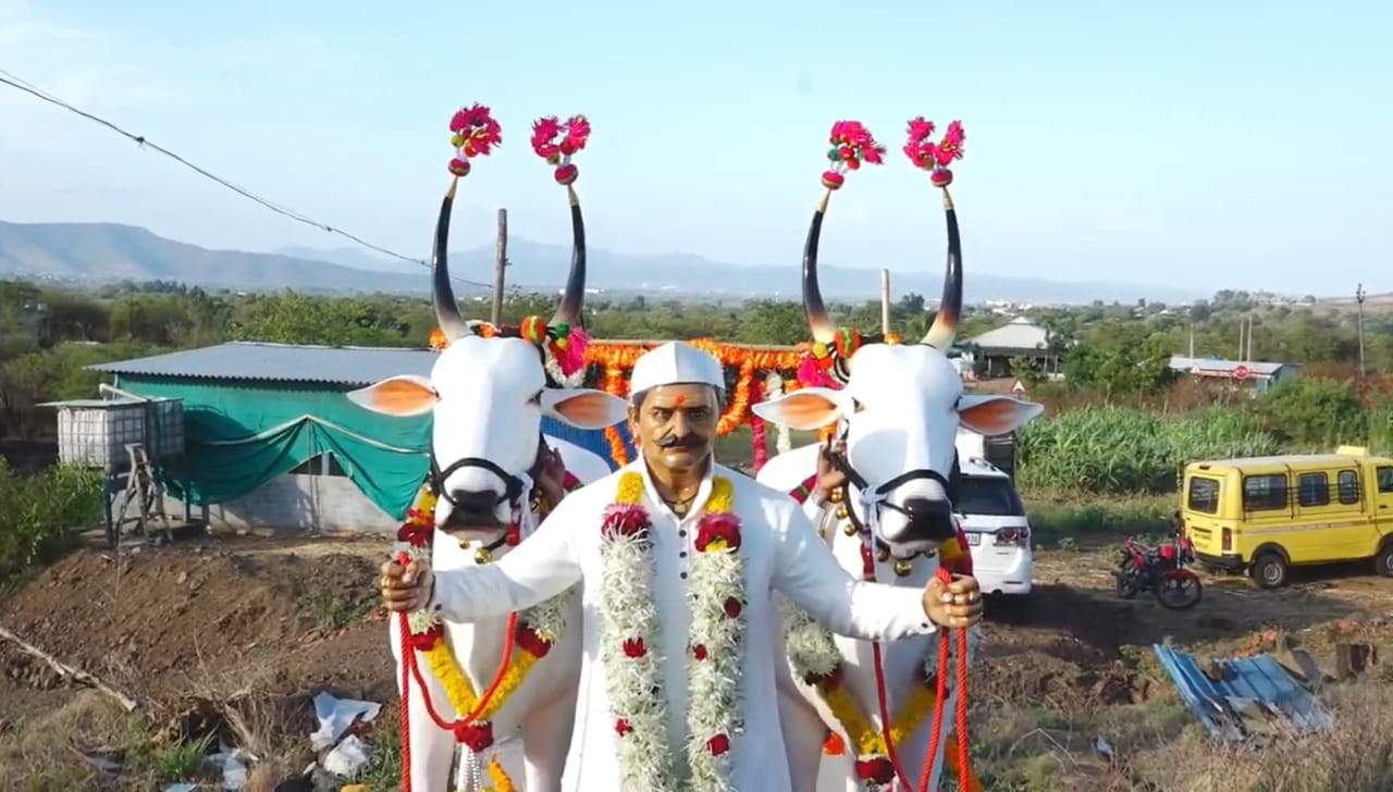 कै. ज्ञानोबा बुदगुडे यांनी आपल्या मुलांना उत्तम शिक्षण आणि संस्कार दिले. त्यांनी आयुष्यभर कुटुंब, नातेवाईक आणि गावासाठी दिलेली आपुलकी आजही ग्रामस्थ विसरलेले नाहीत. वडिलांच्या पश्चात त्यांच्या ऋणातून उतराई होण्यासाठी मुलांनी उभारलेले हे स्मारक पाहण्यासाठी परिसरातील नागरिक गर्दी करत असून, बुदगुडे कुटुंबाच्या या कृतीचे पंचक्रोशीतून प्रचंड कौतुक होत आहे.